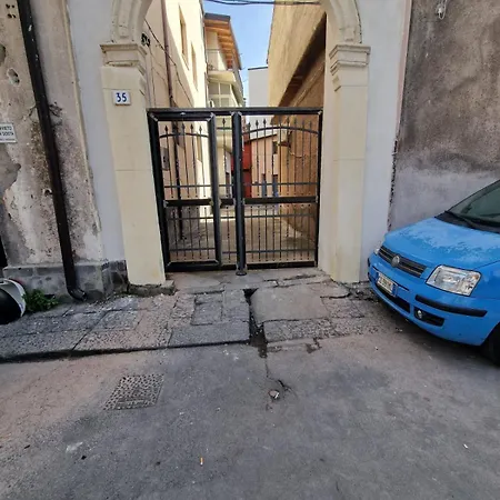 House In The Castle Via Gramignani N 35 * Catania